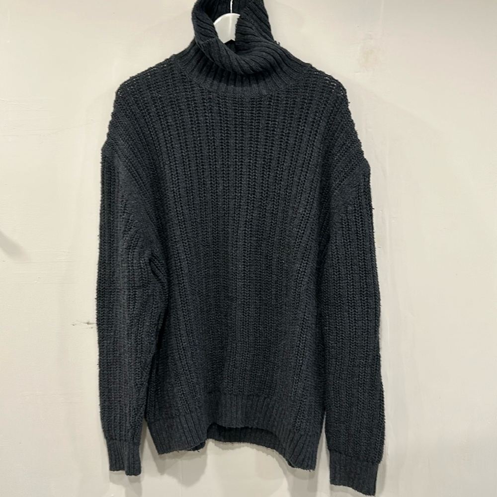 Men’s chunky cable knit sweater